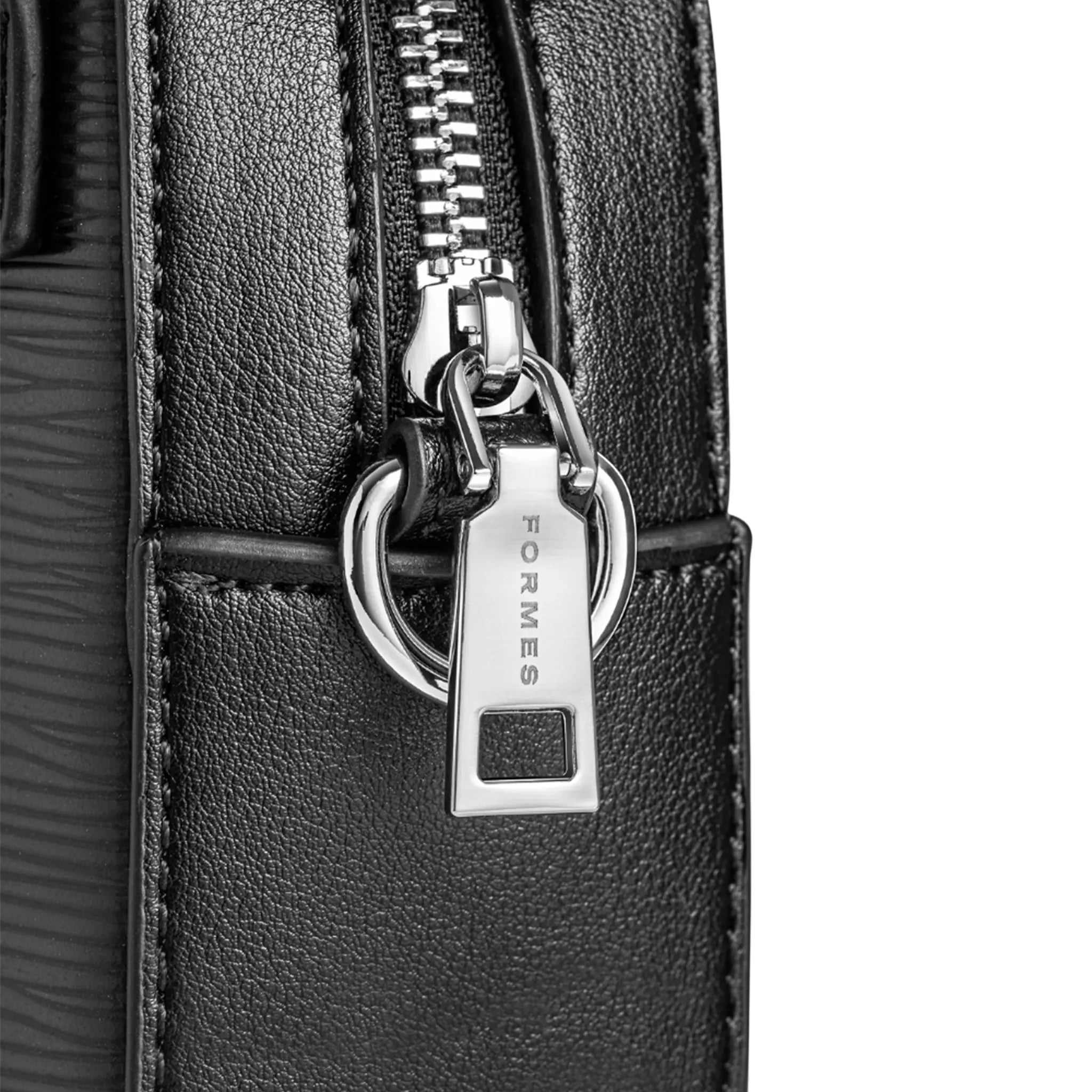 Detailed Zip View of Formes Adapt Ripple Nero Mini Crossbody Bag